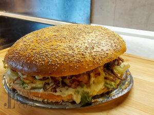 Hamburger in Tortengröße