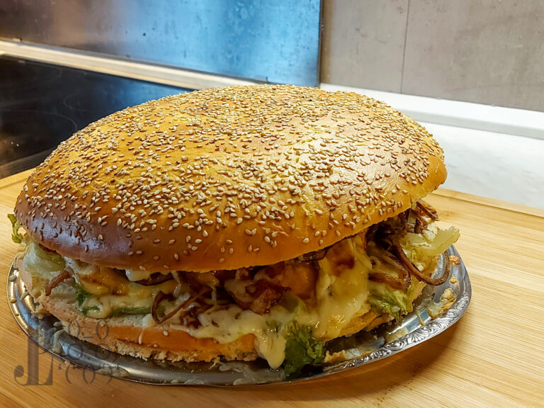 Hamburger in Tortengröße