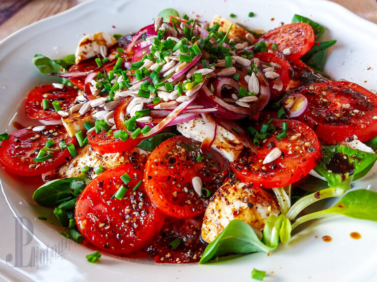 Tomate Mozzarella auf Feldsalat mit Balsamico