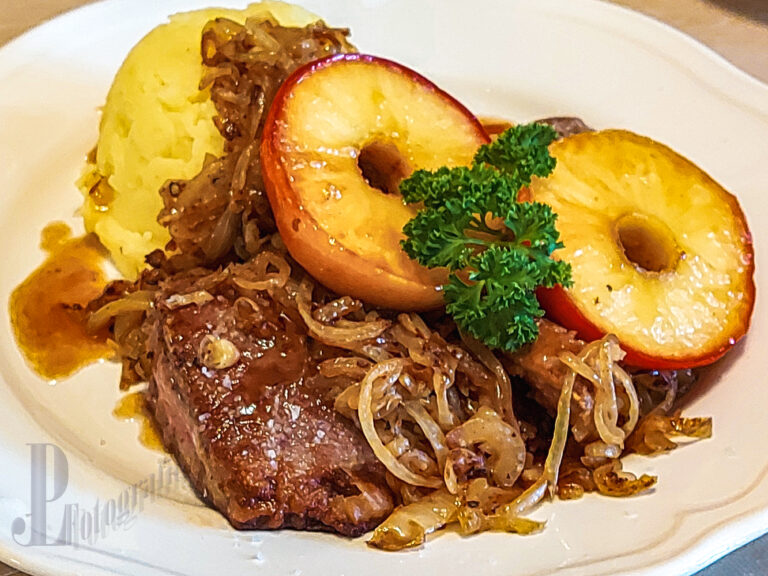 Kalbsleber rosa gebraten mit gedünsteten Zwiebeln, glasierte Apfelringe und Kartoffelstampf