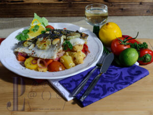Wolfsbarschfilet auf einem Gemüsebett