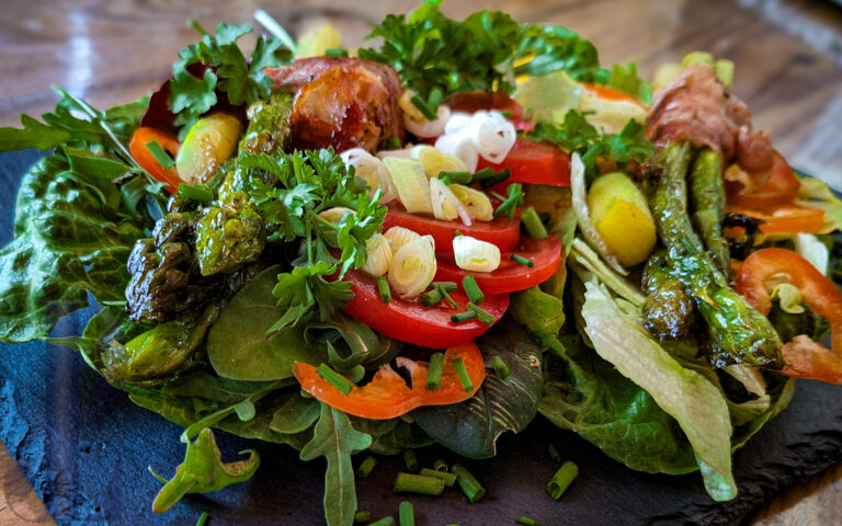 Start in die Saison mit einem Salat mit Spargel